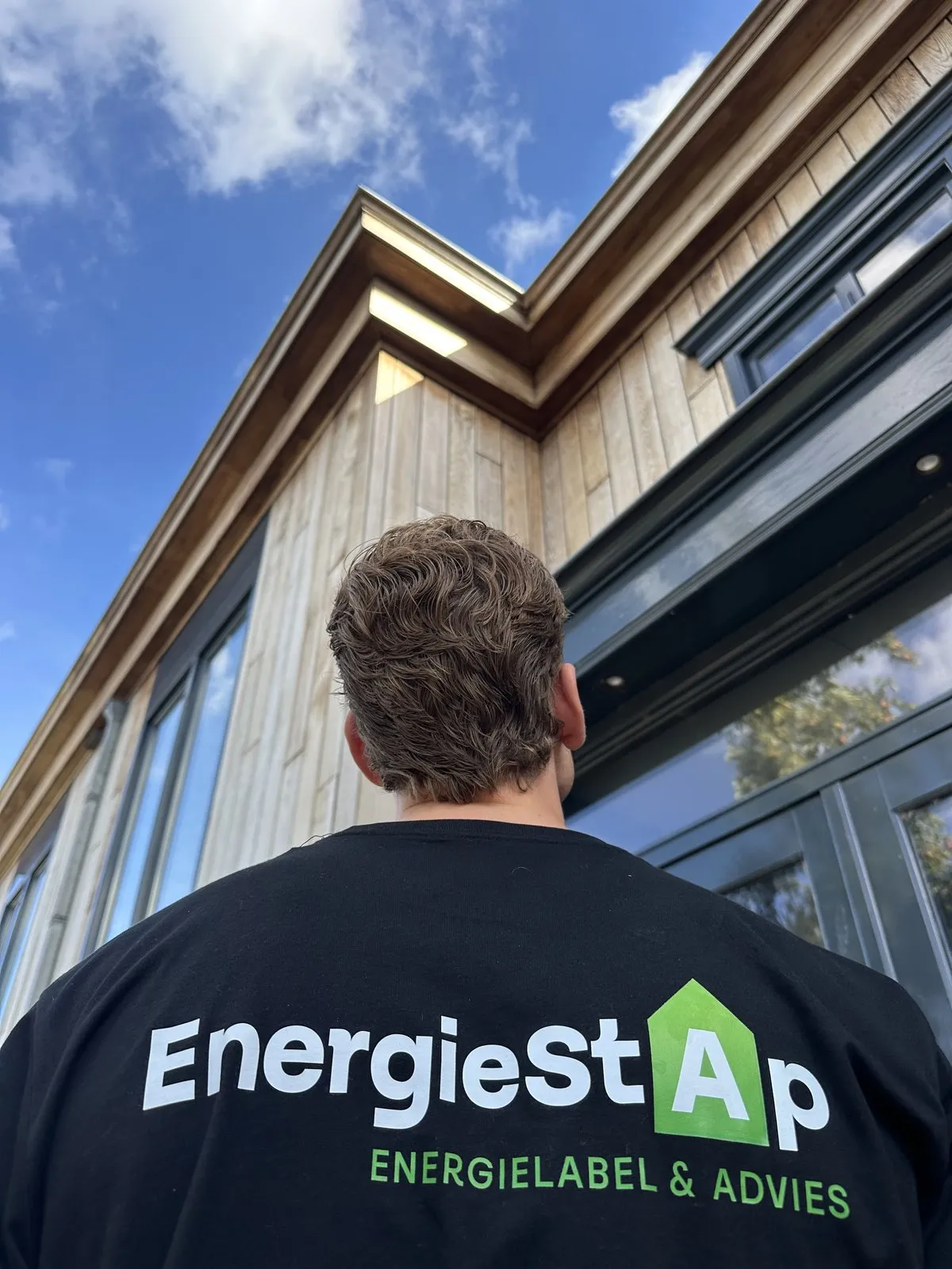 Joost van EnergieStap bekijkt de gevel van een pand
