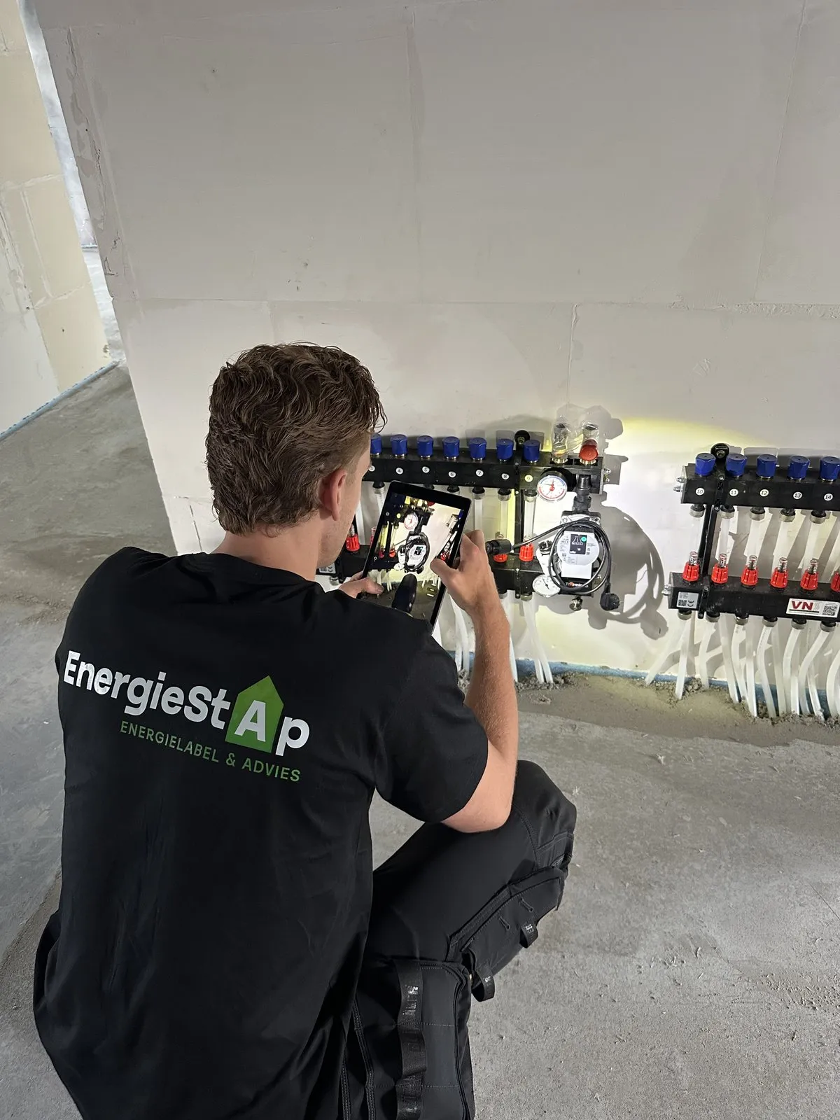 Joost van EnergieStap neemt de verwarmingsinstallatie op met een tablet
